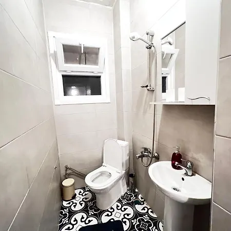 Spacious Family Flat , 3br, 2ba *
